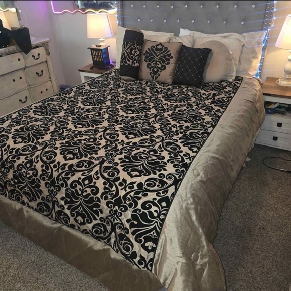 Vintage Black Gold Damask Comforter Set w/ Bed Skirt & 3 Decorative Pillows - Picture 5 of 6